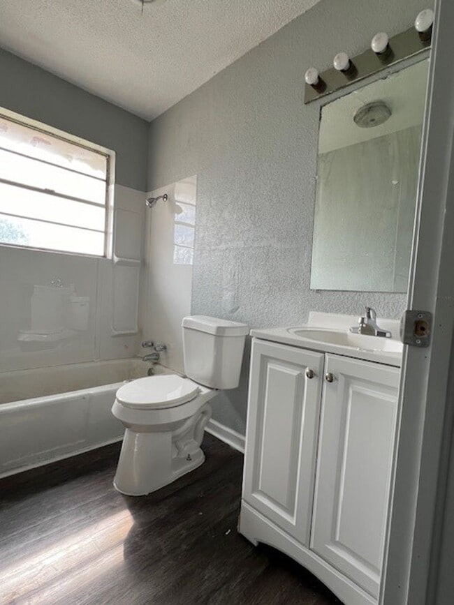 Building Photo - 3313 SW Salinas- AVAILABLE NOW!