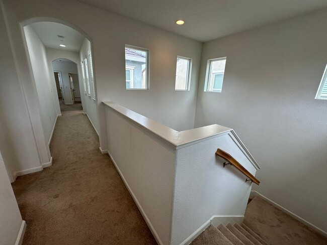 Building Photo - Beautiful 4 Bedroom, 3 Bath Mountain House...