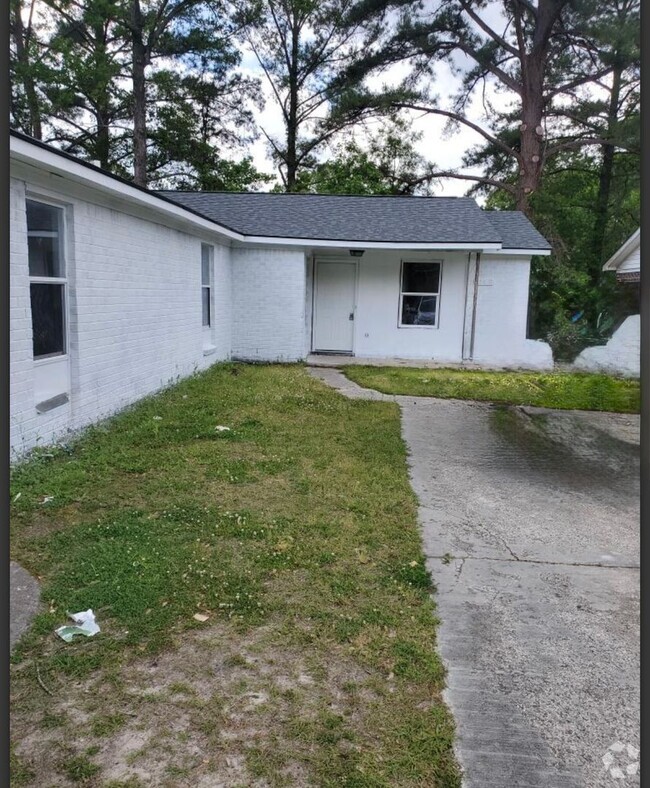 Building Photo - Summerville Duplex