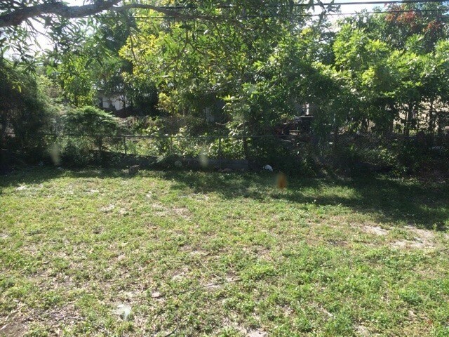 Building Photo - Large 3-2 house with  hookups for washer and dryer