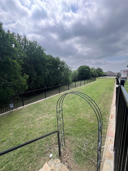 Building Photo - 9832 El Colina Dr