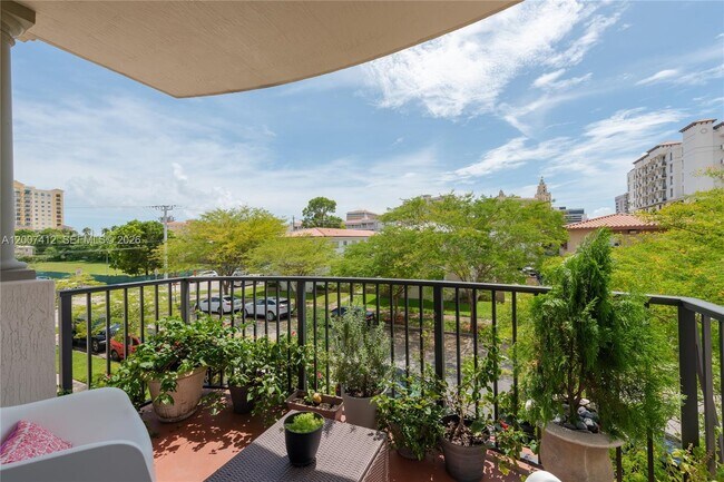 Building Photo - 1650 Galiano St