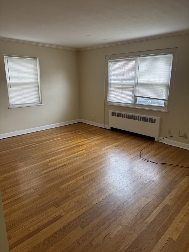 Building Photo - 877 Farmington Ave