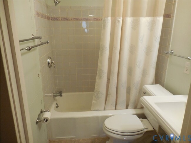 Building Photo - 1239 E Jack Jouett Rd