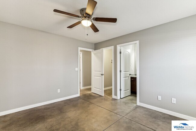 Building Photo - 3 bedroom 2 bath duplex