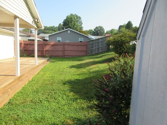 Building Photo - 3 Bedroom Family Home