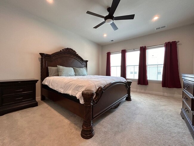 Building Photo - Spacious 4-Bedroom Townhome with Garage & ...