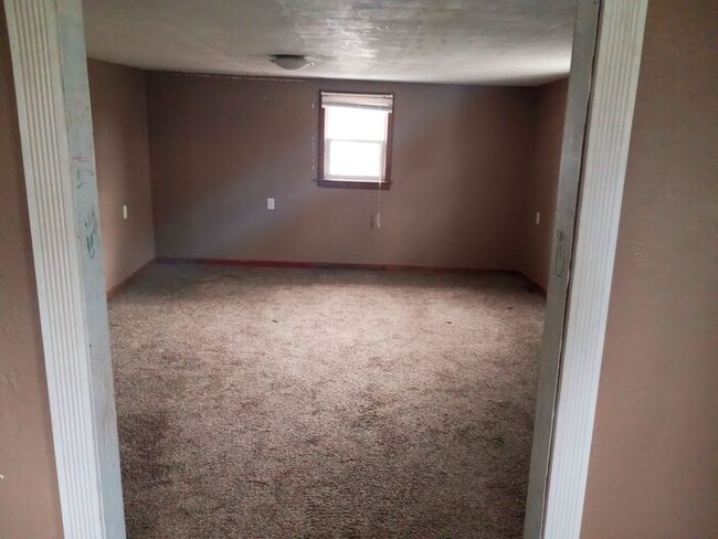 Building Photo - 404 N West St, Le Roy, IL 61752