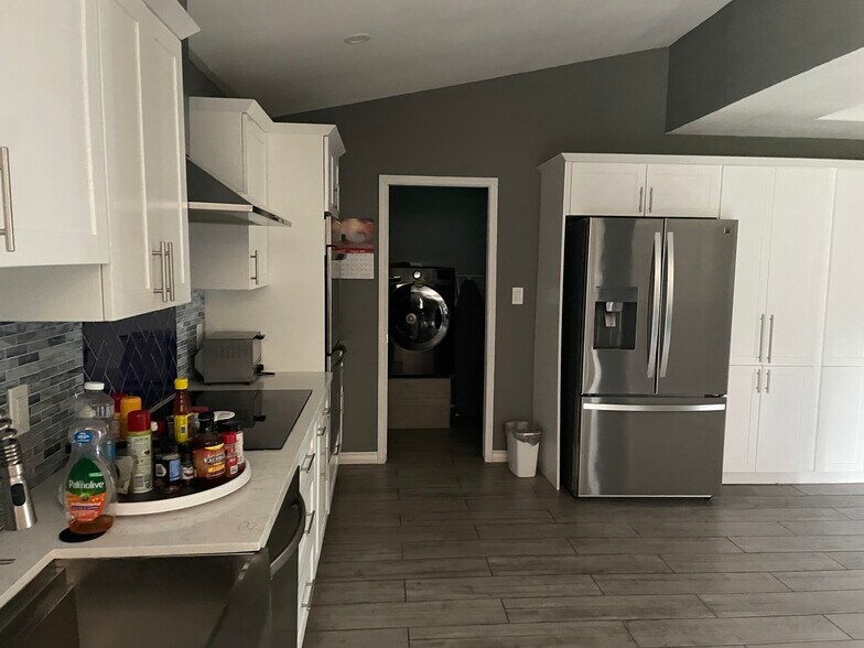 Building Photo - 5100 El Jardin Cir