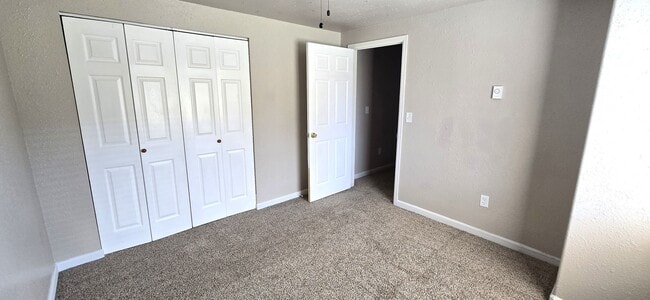 Building Photo - 5 Bedroom, 2 Bathroom Home For Rent In Wes...