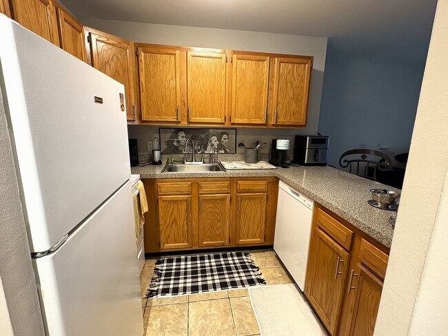 Building Photo - 5810 Oakwood Dr
