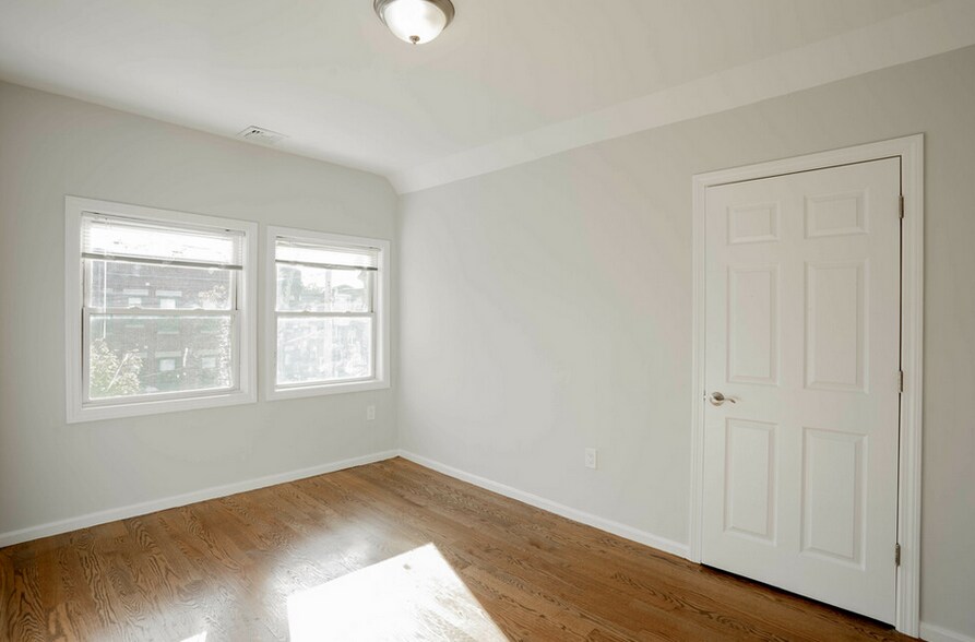 Building Photo - 92 Maple St