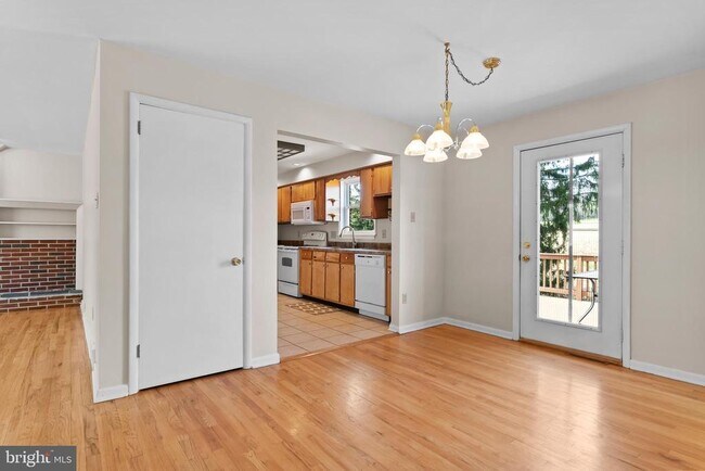 Building Photo - 213 Sunset Dr