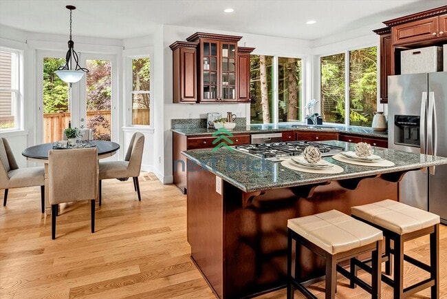 Building Photo - Spacious Home in Desirable Bellevue Neighb...