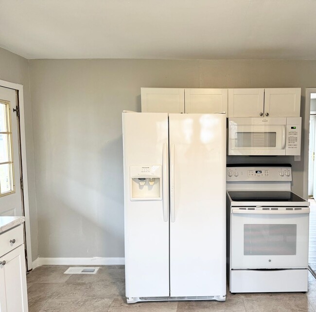 Building Photo - *Walking Distance to the Neighborhood Walmart*