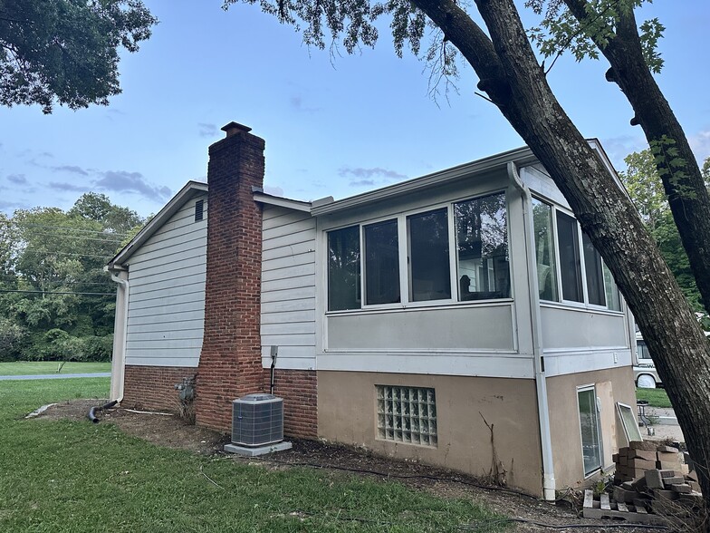 Building Photo - 9149 Wintergreen Dr