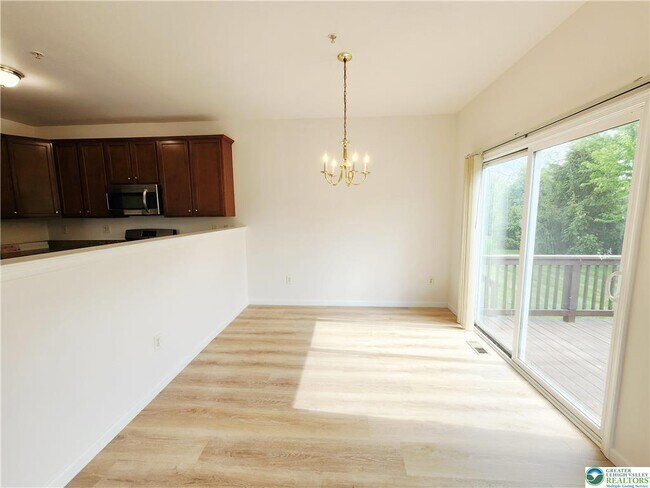 Building Photo - 937 King Way