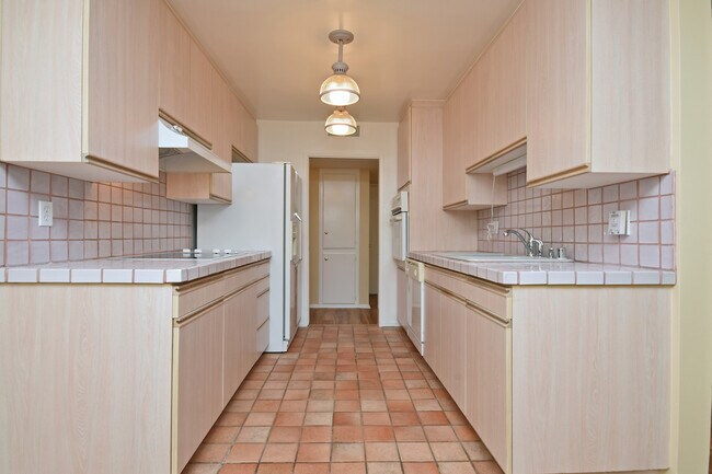 Building Photo - Luxurious 1+bdr, 1bath condo in prime Sher...