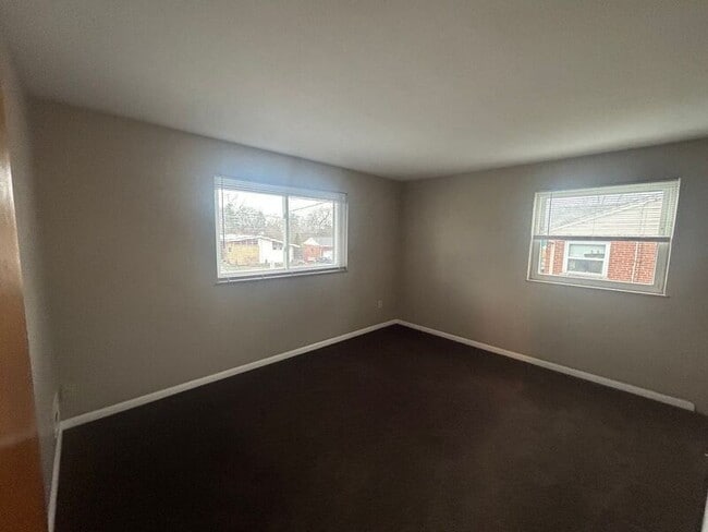 Building Photo - 5150 Chantilly Dr