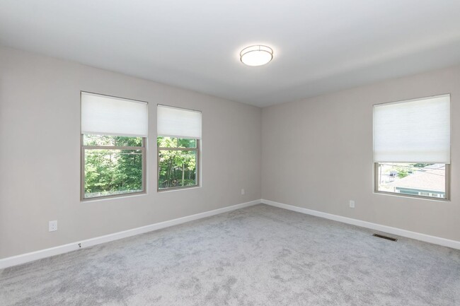 Building Photo - LIKE NEW THREE BEDROOM HOME!