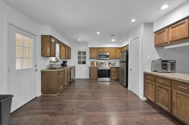 Building Photo - 5928 Sinclair Dr