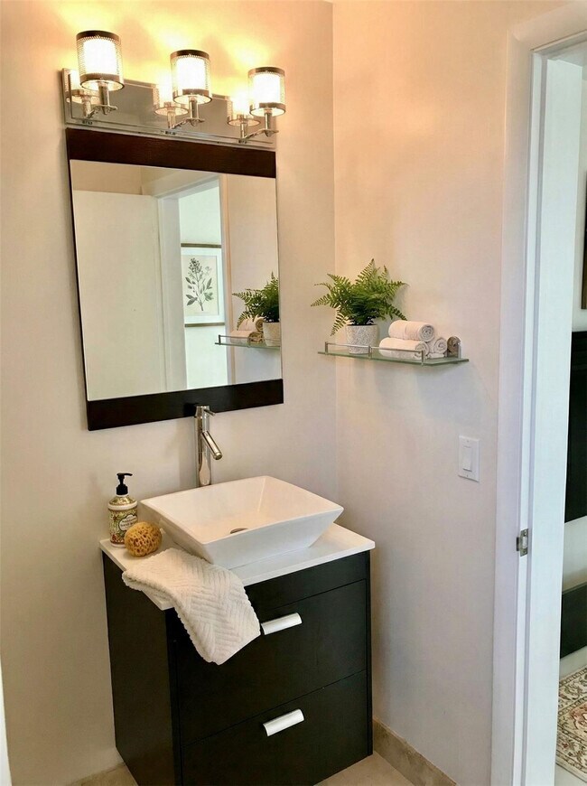 Building Photo - 9271 W Bay Harbor Dr