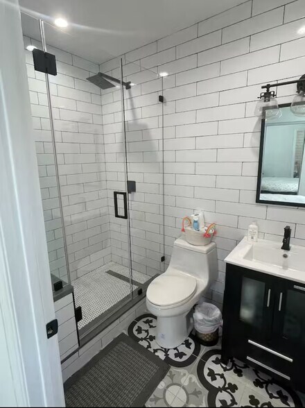 Building Photo - 5525 Hermitage Ave