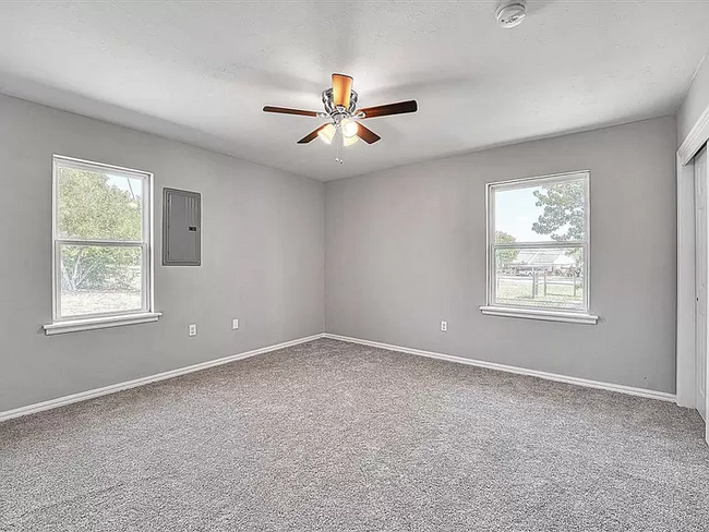 Building Photo - 4305 NW Ridgecrest Dr