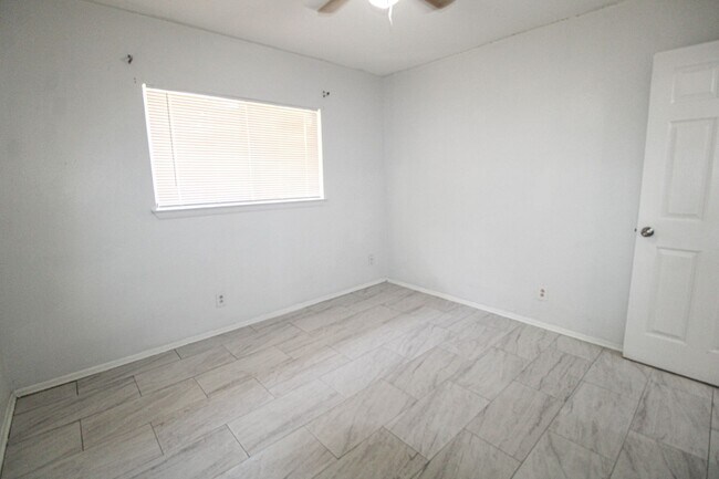 Building Photo - 10535 Breeds Hill Dr