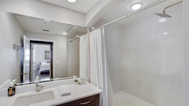 Building Photo - 200 4th Ave S