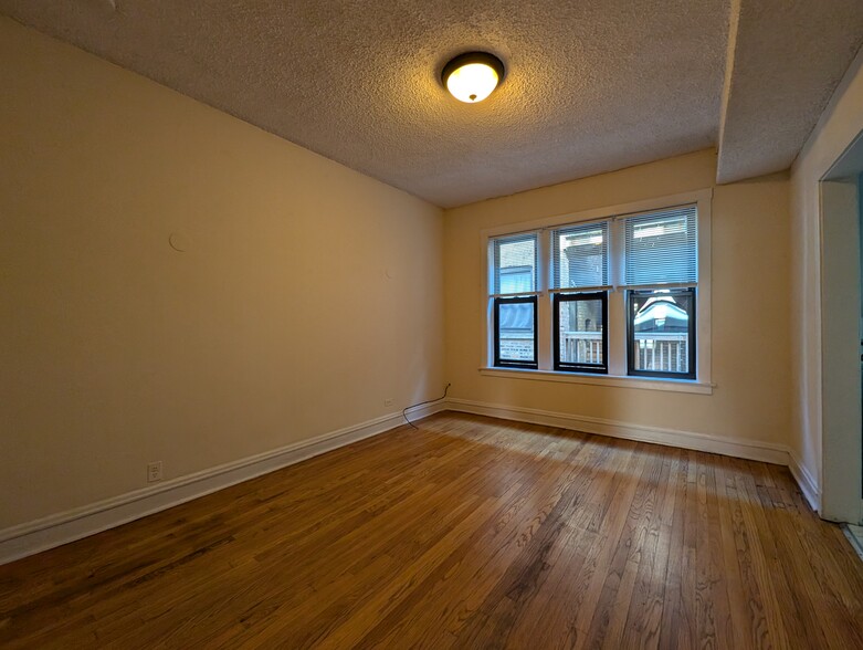 Building Photo - 3523 N Racine Ave