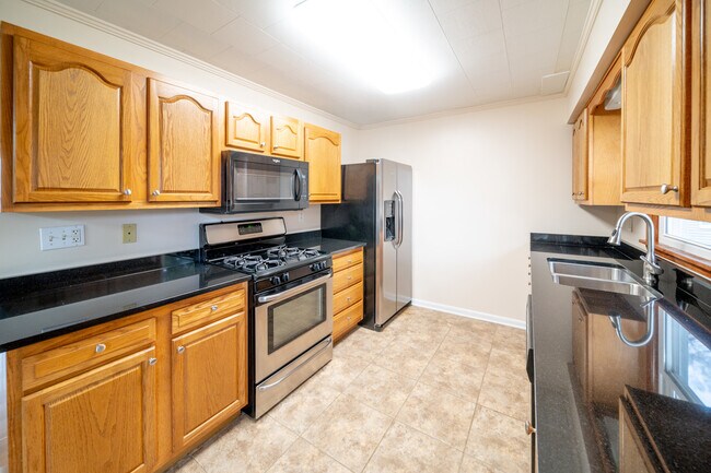 Building Photo - 138 Oak Ln