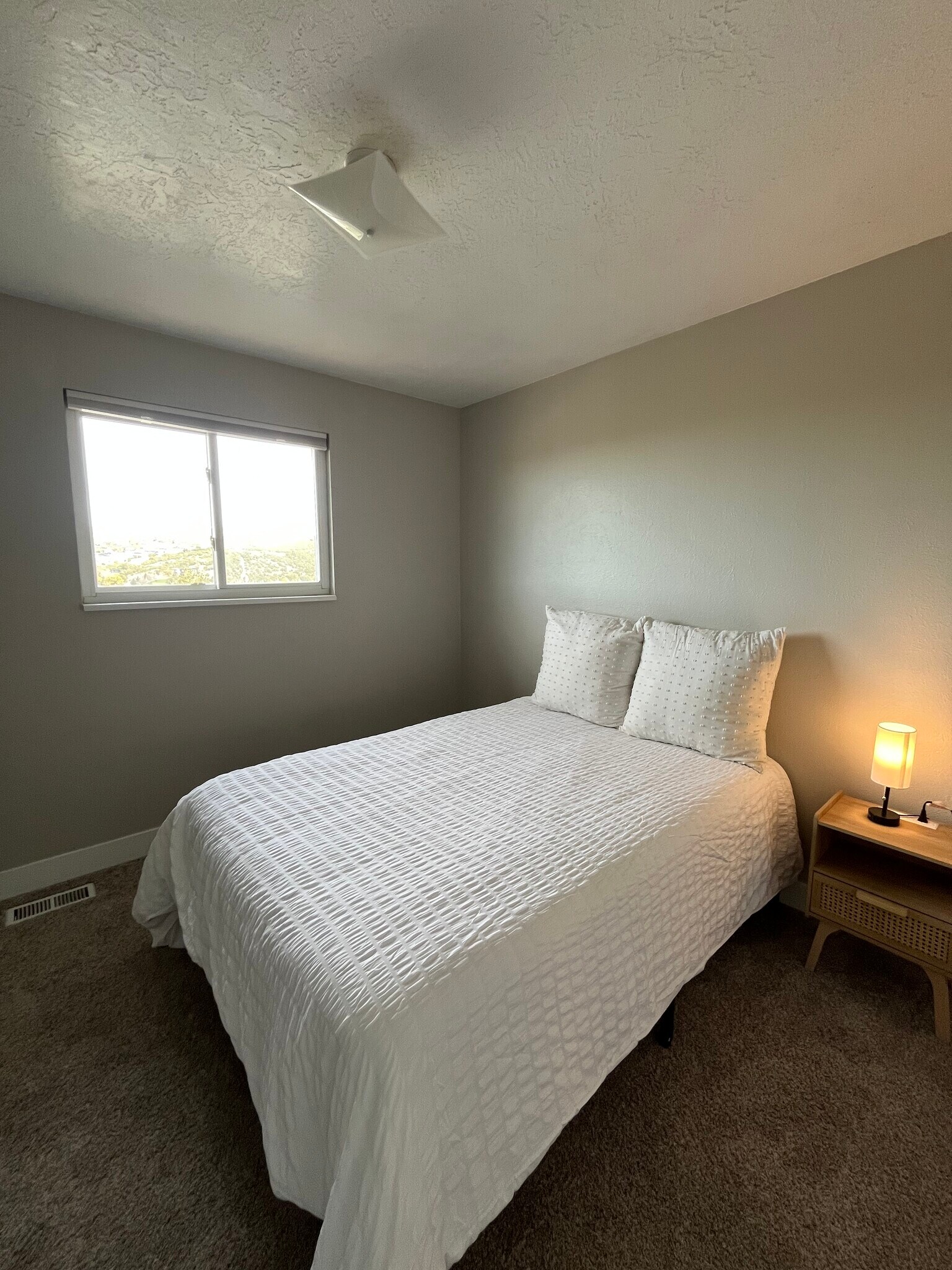 Building Photo - 2122 Colonial Ln