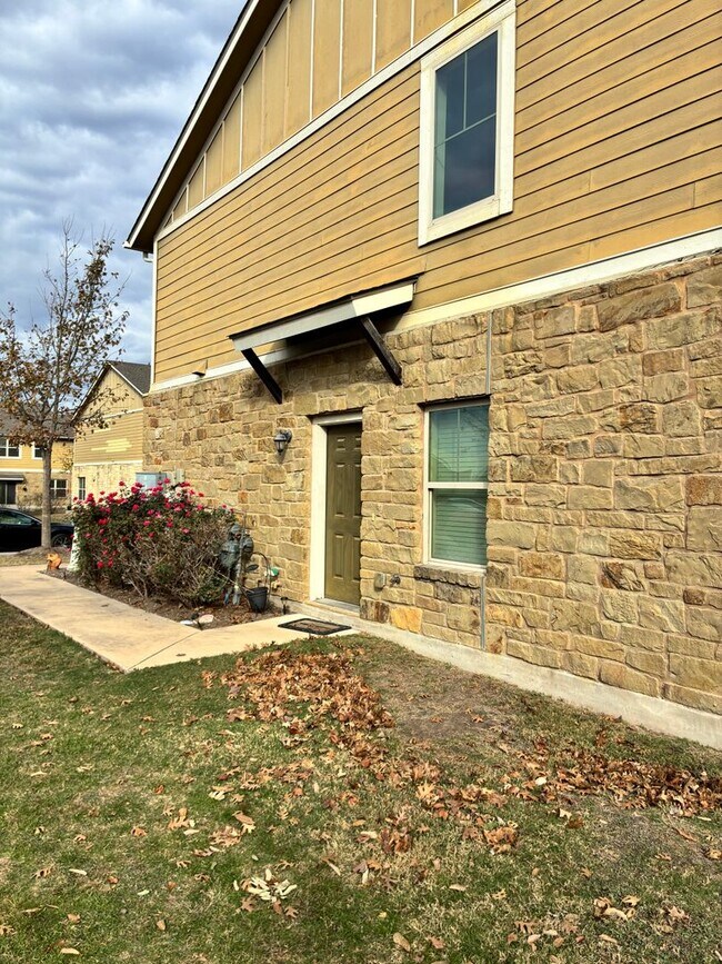 Building Photo - Bright 3BR 3BA Home w/ Community Pool & Dog Park • Fenced Backyard • Attached Garage in Round Rock