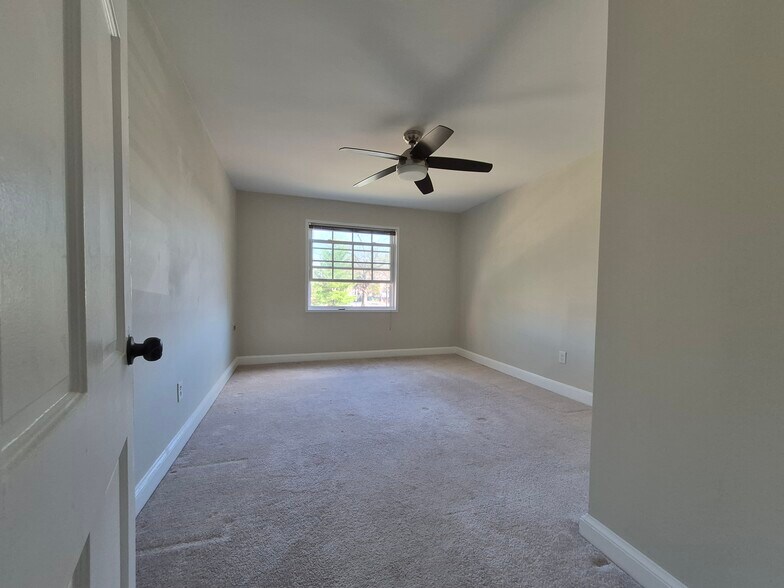 Building Photo - 1602 W Abingdon Dr