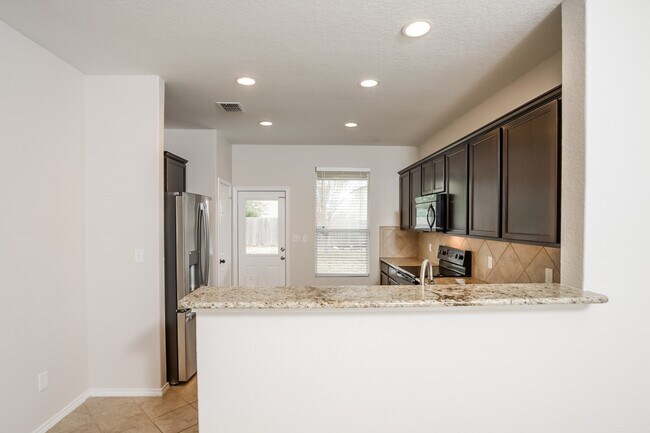 Building Photo - 467 Walnut Crest
