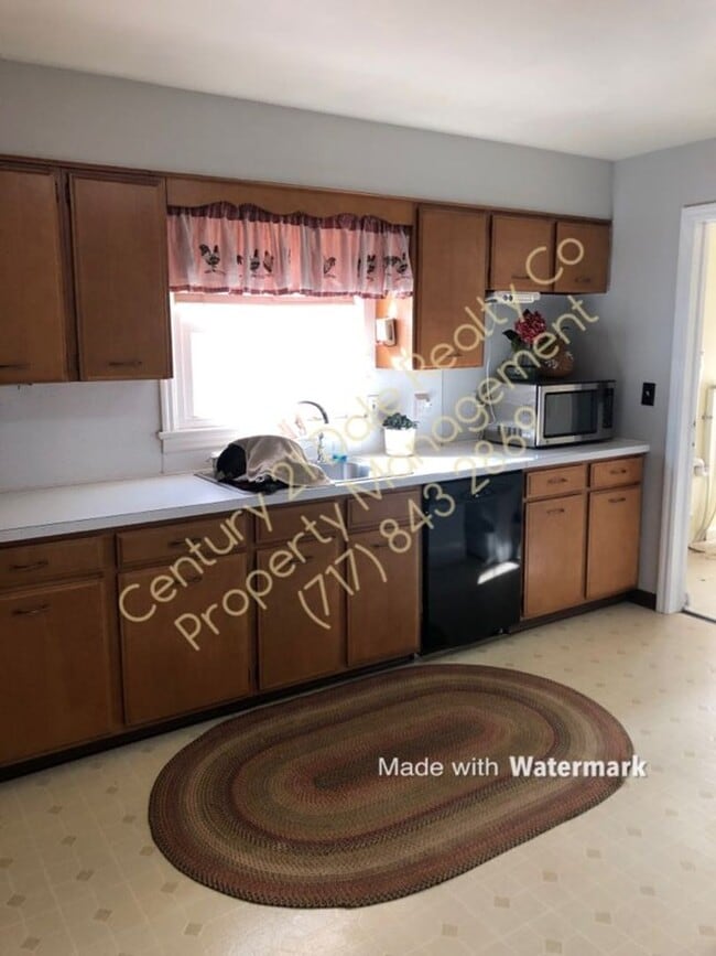 Building Photo - Very Large 3 BR House in North Eastern School District