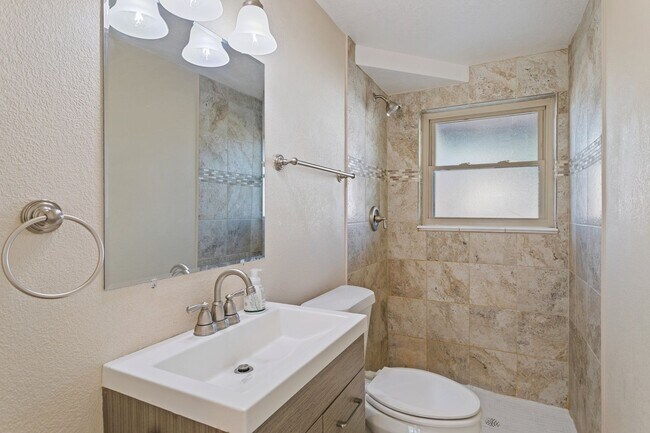 Building Photo - 4 Bed 2 Bath Near Fort Carson!