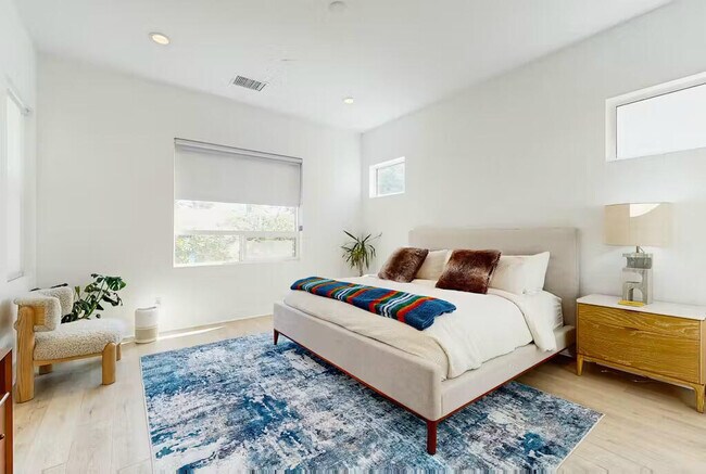 Building Photo - 3534 Ambassador Dr