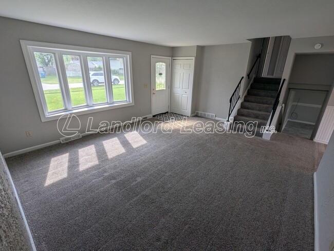Building Photo - Spacious Split-Level Home with Updates in ...