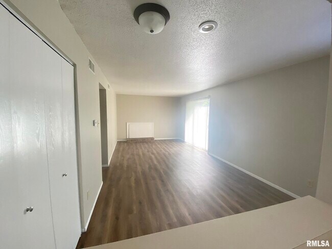 Building Photo - 5905 W Ridgecrest Dr