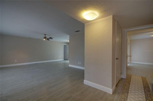 Building Photo - 904 Wellington Dr