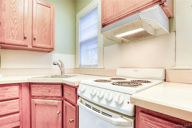 Building Photo - 25 Maple Ave