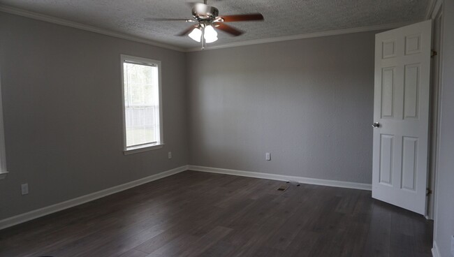 Building Photo - 3 Bedroom Mobile Home in the County