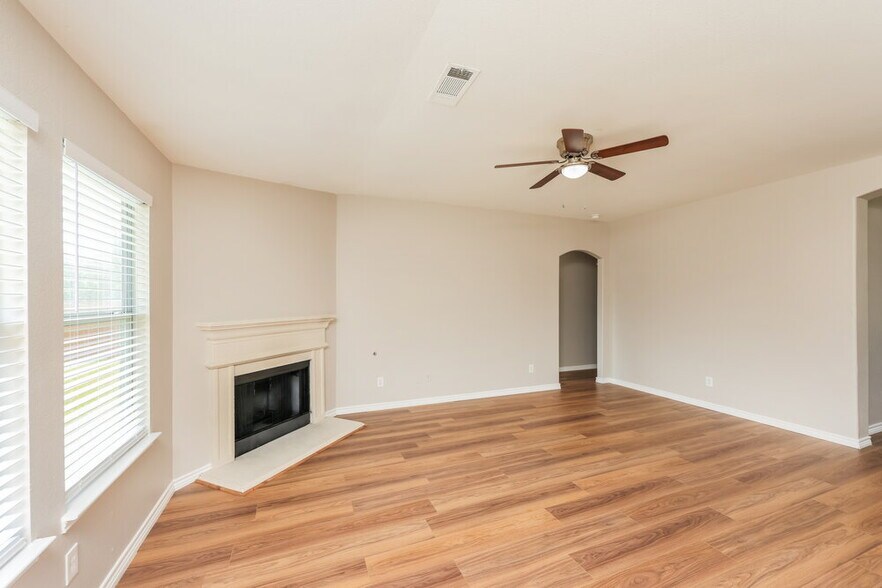 Building Photo - 2114 Rose May Dr