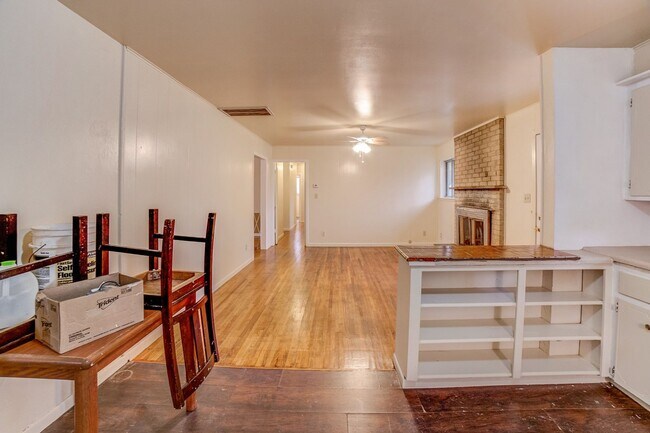 Building Photo - 3 BED 2 BATH! Schedule a tour today!