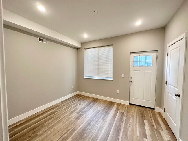 Building Photo - 2009 N Darien St