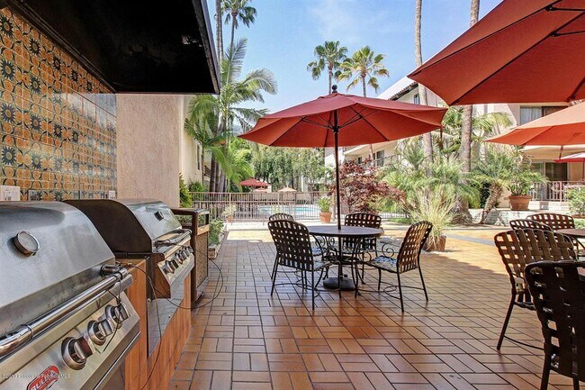 Building Photo - 1127 E Del Mar Blvd