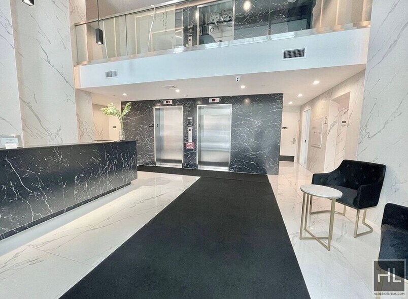 Building Photo - Gorgeous 1 bedroom with private balcony & laundry hookup