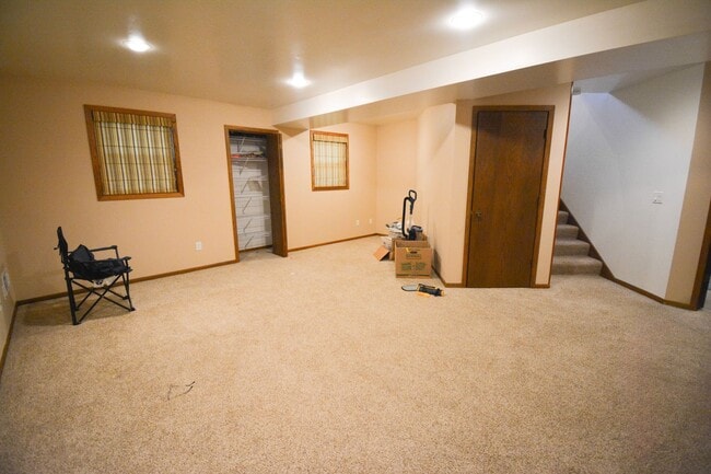 Building Photo - Charming 3-Bedroom Home FOr Rent with Sunroom, Fenced Backyard & Attached Garage